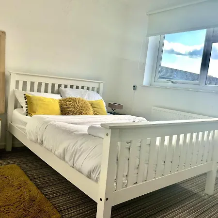 Mordenised 2 Bedroom House Close To City Centre * Leeds (West Yorkshire)