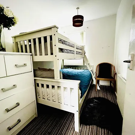 Mordenised 2 Bedroom House Close To Centre