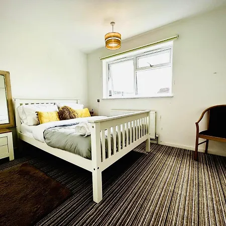Mordenised 2 Bedroom House Close To Centre Leeds (West Yorkshire)