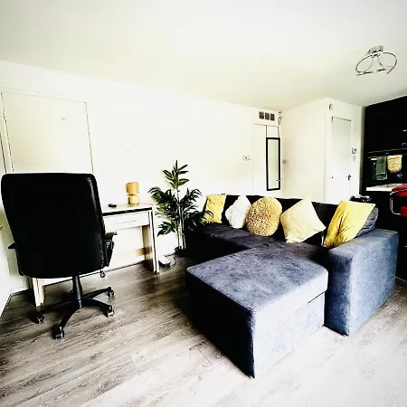 Mordenised 2 Bedroom House Close To Centre