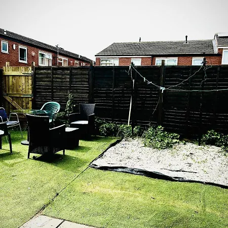 Mordenised 2 Bedroom House Close To City Centre *
