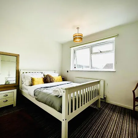 Mordenised 2 Bedroom House Close To Centre *