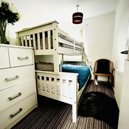 Mordenised 2 Bedroom House Close To Centre Holiday home *