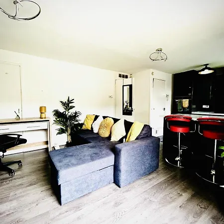 Mordenised 2 Bedroom House Close To Centre Leeds (West Yorkshire)