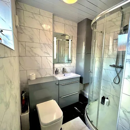 Holiday home Mordenised 2 Bedroom House Close To Centre *