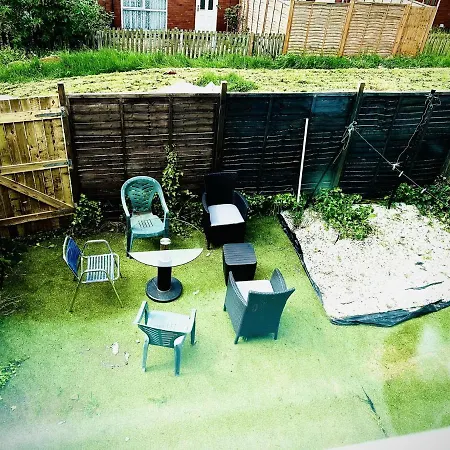 Mordenised 2 Bedroom House Close To Centre *