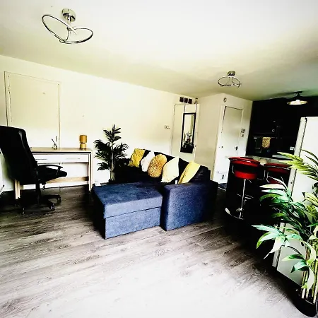 Mordenised 2 Bedroom House Close To Centre