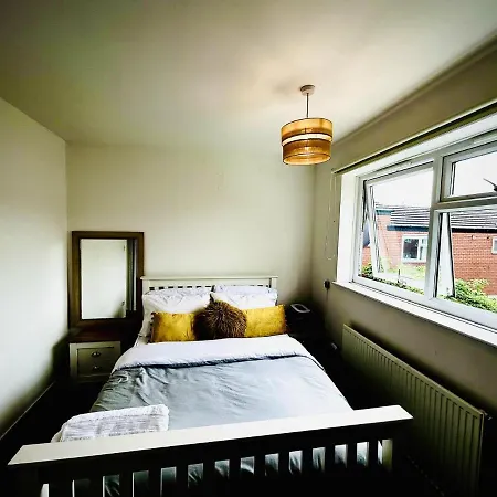 Mordenised 2 Bedroom House Close To Centre Holiday home