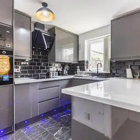 Mordenised 2 Bedroom House Close To Centre
