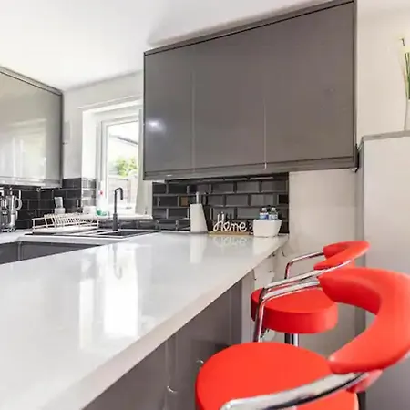 Holiday home Mordenised 2 Bedroom House Close To Centre