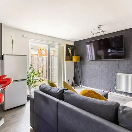 Mordenised 2 Bedroom House Close To Centre Holiday home