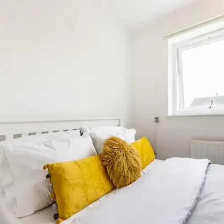Mordenised 2 Bedroom House Close To Centre *