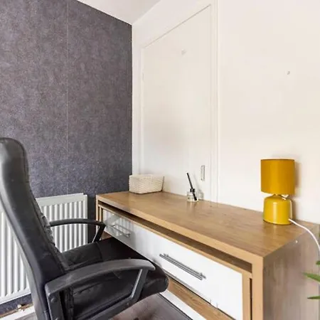 Holiday home Mordenised 2 Bedroom House Close To Centre *
