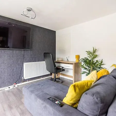 Mordenised 2 Bedroom House Close To Centre Holiday home *