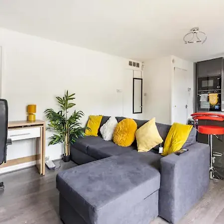 Holiday home Mordenised 2 Bedroom House Close To Centre *