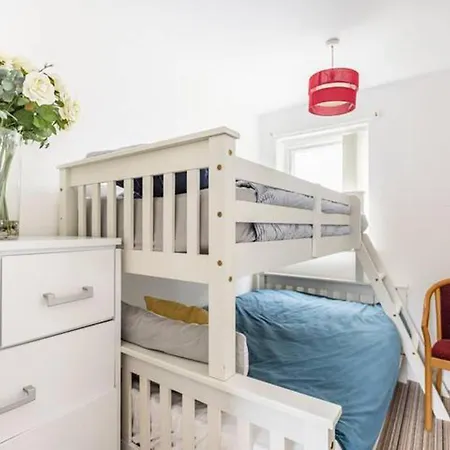 Mordenised 2 Bedroom House Close To Centre *