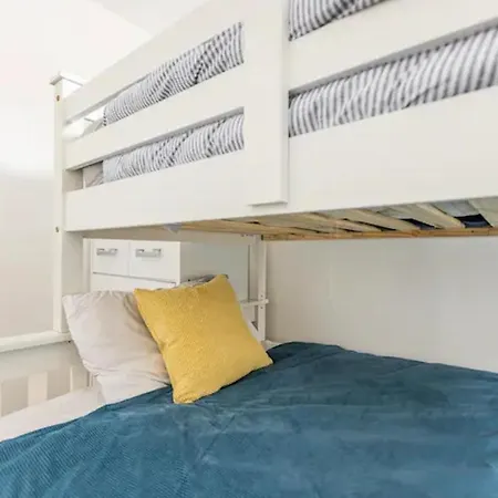 Mordenised 2 Bedroom House Close To Centre Holiday home *