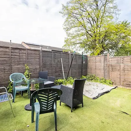 Holiday home Mordenised 2 Bedroom House Close To Centre *
